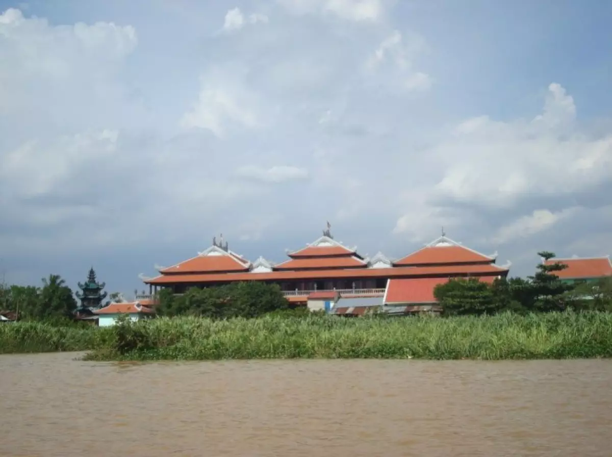 Hình ảnh: Sông nước xung quanh chùa