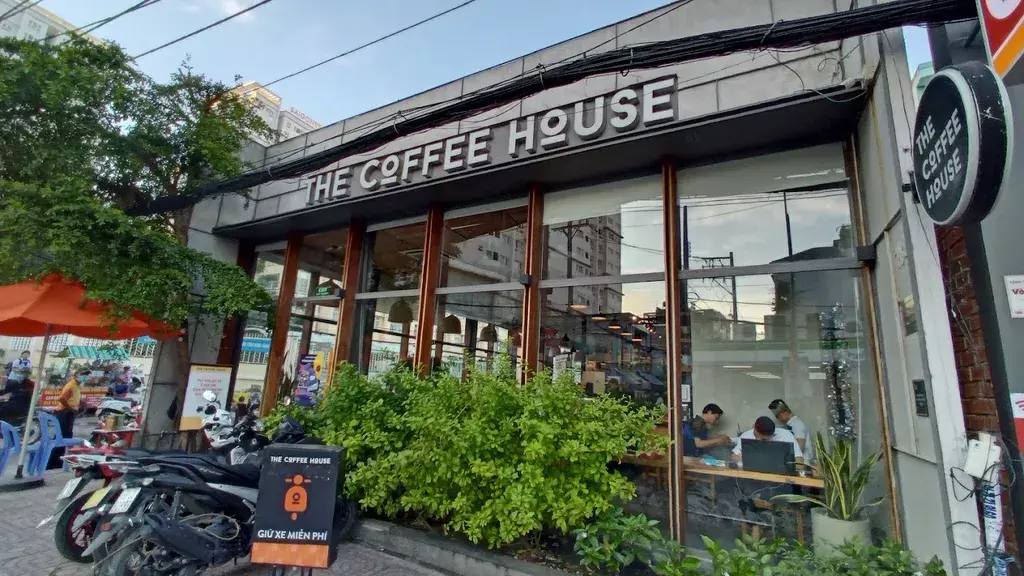 The Coffee House chi nhánh Nguyễn Gia Trí với vẻ bề ngoài đơn giản nhưng vẫn rất cuốn hút