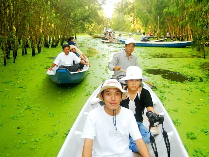 Du khách đi thuyền khám phá rừng tràm Trà Sư - An Giang