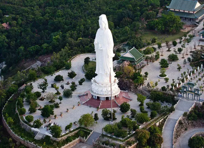 Tượng Quan Thế Âm Bồ Tát cao 67m ở chùa Linh Ứng Bãi Bụt Sơn Trà