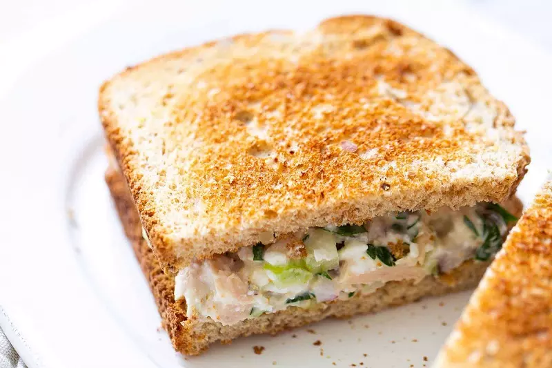 Bánh mì sandwich ăn sáng với cá ngừ