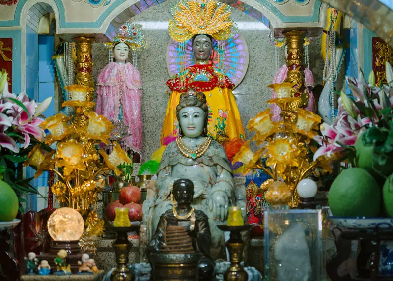 Tượng Bồ tát Quán Thế Âm uy nghiêm giữa sân chùa Bà