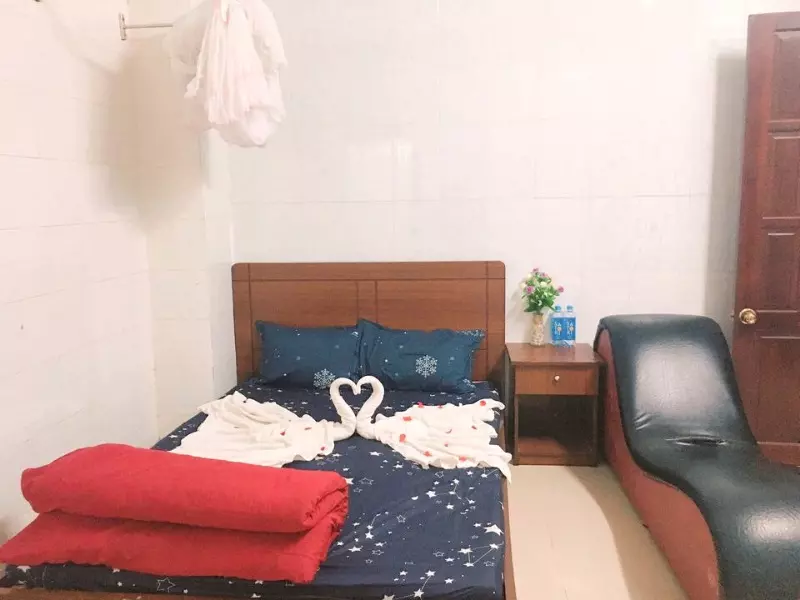 Không gian phòng với ghế tình yêu của khách sạn Lữ Khách Đà Lạt