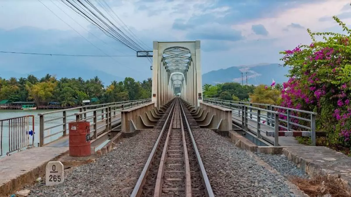 Cầu sắt là một địa điểm check in Nha Trang cực đẹp cho những ai yêu phong cách vintage và cool ngầu