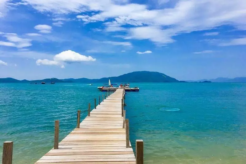 Cầu gỗ tình yêu ở giữa biển Điệp Sơn thơ mộng là một trong những địa điểm check-in Nha Trang cực hot hiện nay