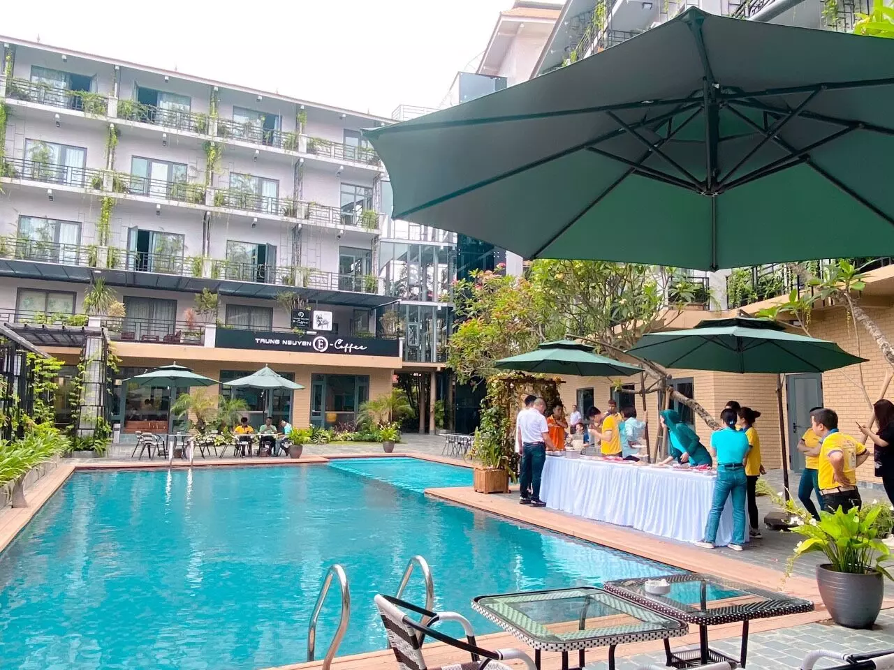 Bể bơi và khu vườn tiểu cảnh khách sạn Xhotel
